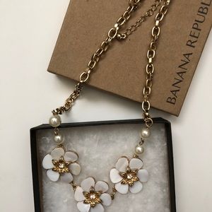 BR flower necklace